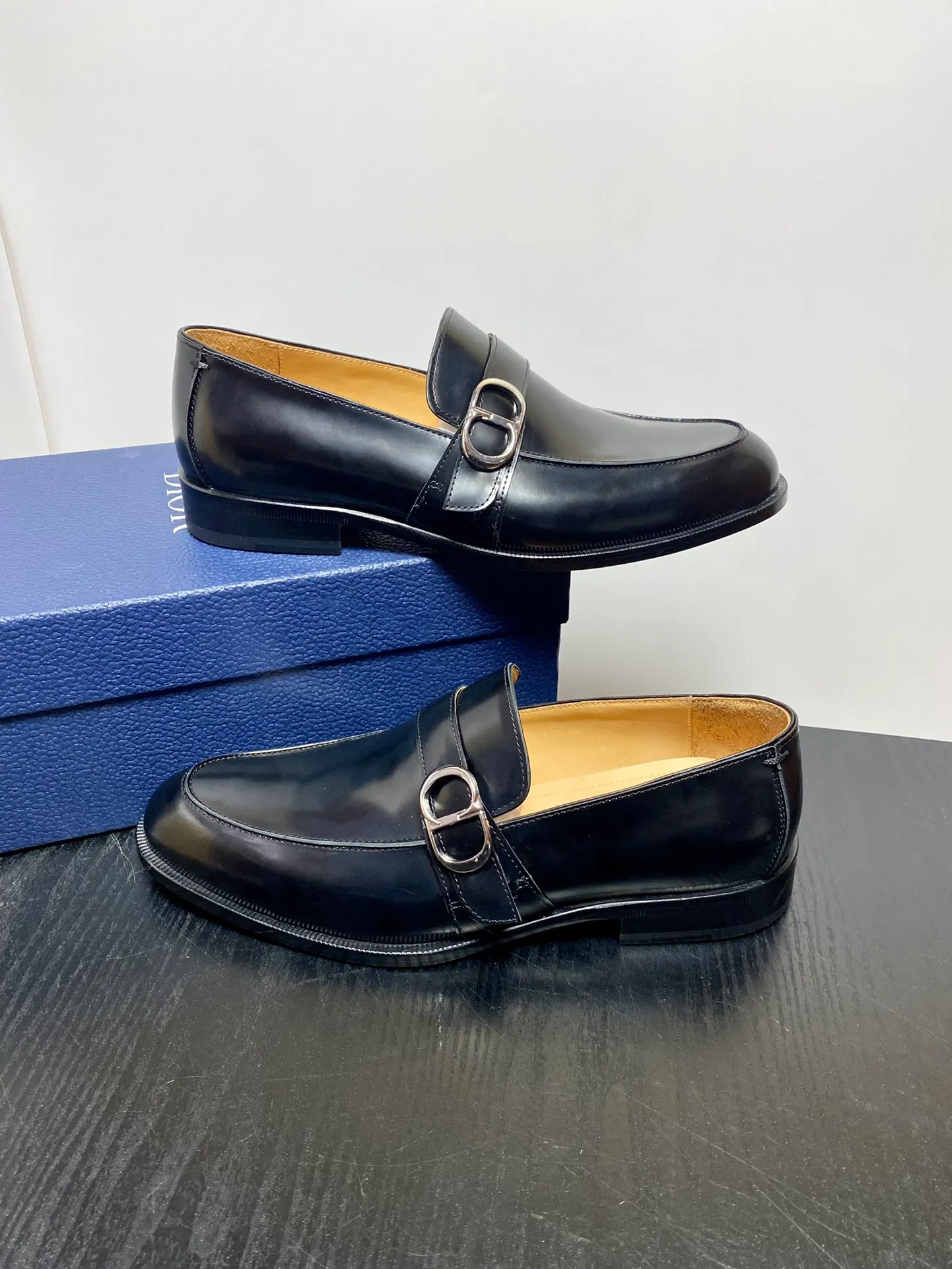 Men's shoes 💰960 Dior Derby shoes | Genuine leather sole formal leather shoes | Carefully crafted with open-edge beaded cowhide | Water-dyed cowhide lining | With classic lace-up closure | Exquisite embossed brand logo on the side | Glossy stacked heel design enhances style | Can be matched with formal or casual looks Size: 39-44 (customized at 38.45.46)